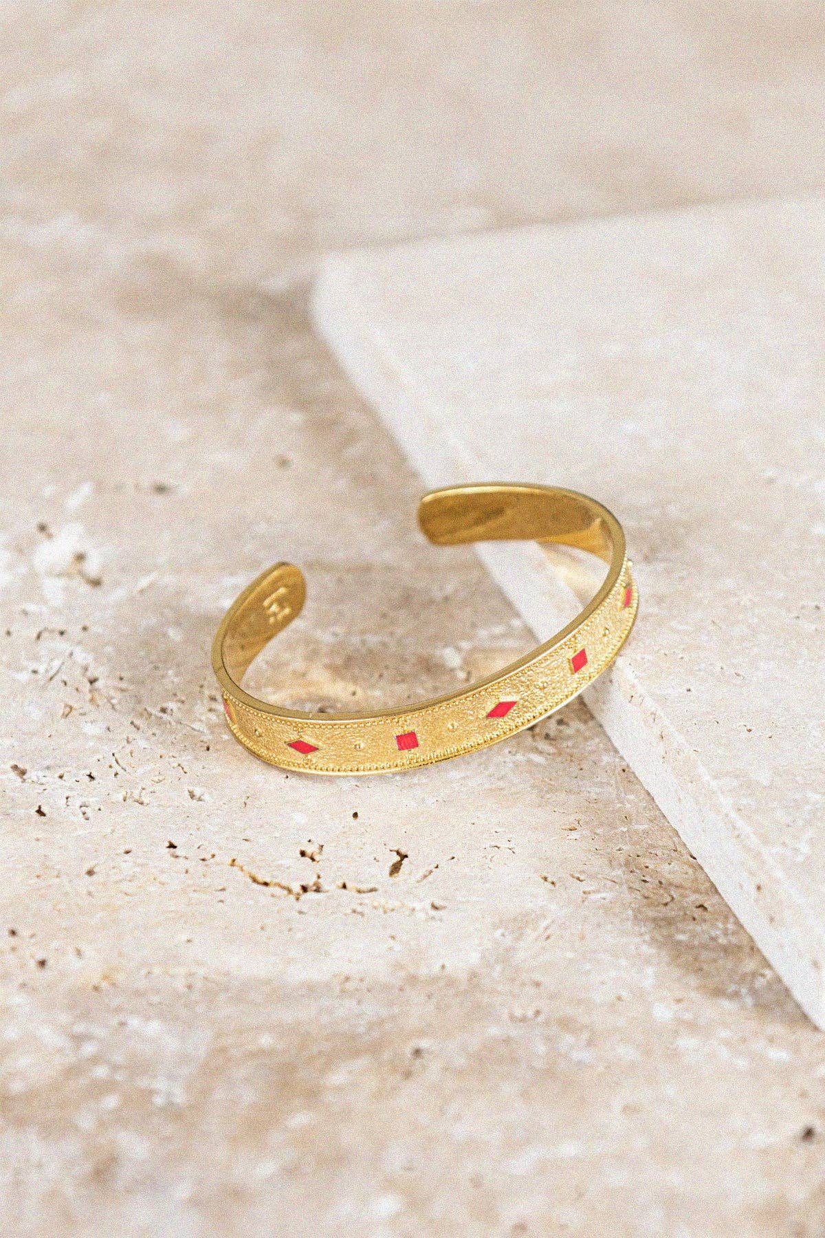 Guldarmband Adriana i röd emalj | Bacci Paris