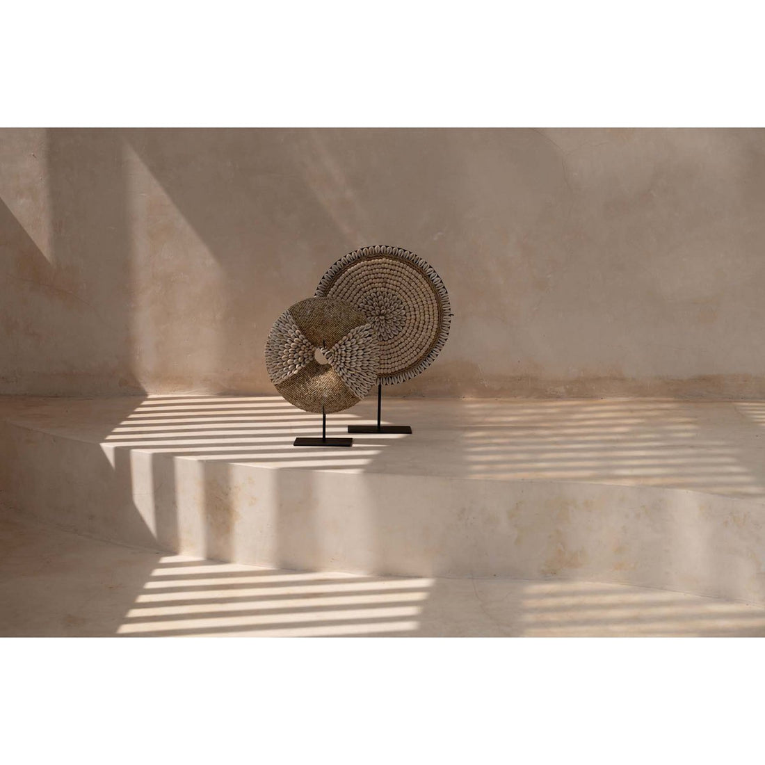 The Doh Nuts on Stand – handgjord snäckskulptur på stativ