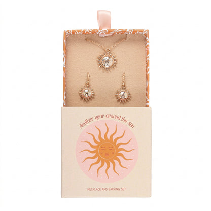 Golden Hour Smyckesset – Halsband &amp; Örhängen med Solmotiv