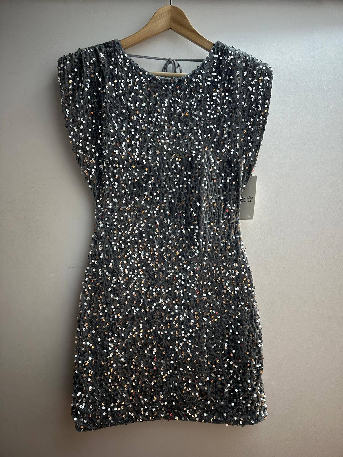 Kurzes Pailletten-Samtkleid mit tiefem Rückenausschnitt