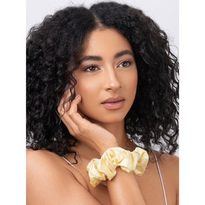 SYLKI Siden Scrunchie – Pastellgul