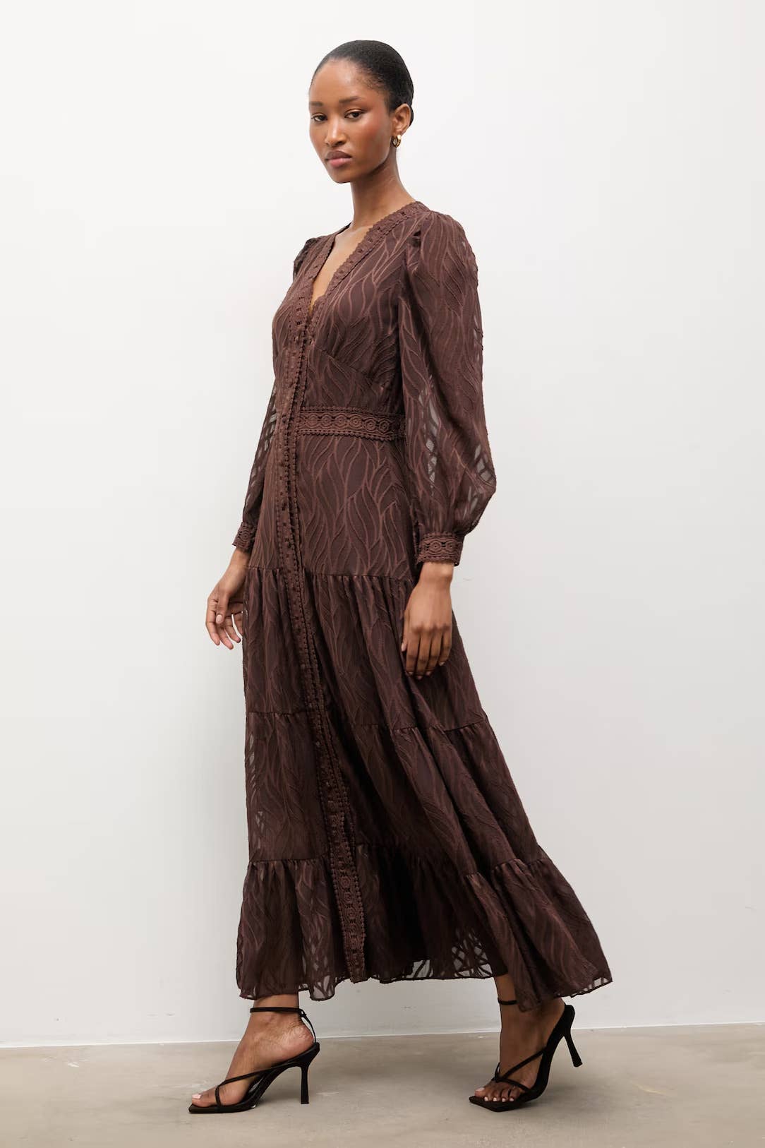 Avril Maxikleid mit Spitzendetails – Blumenmuster