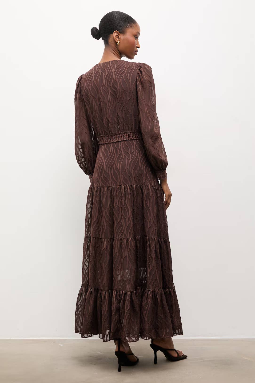 Avril Maxikleid mit Spitzendetails – Blumenmuster