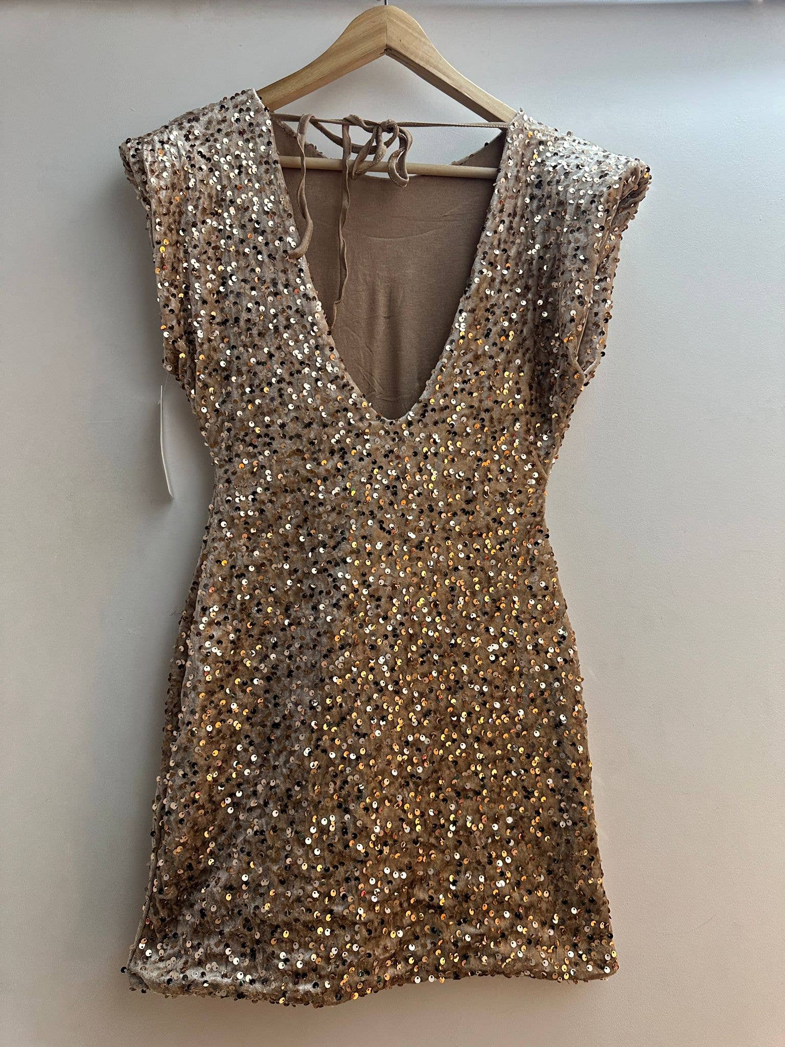 Kurzes Pailletten-Samtkleid mit tiefem Rückenausschnitt