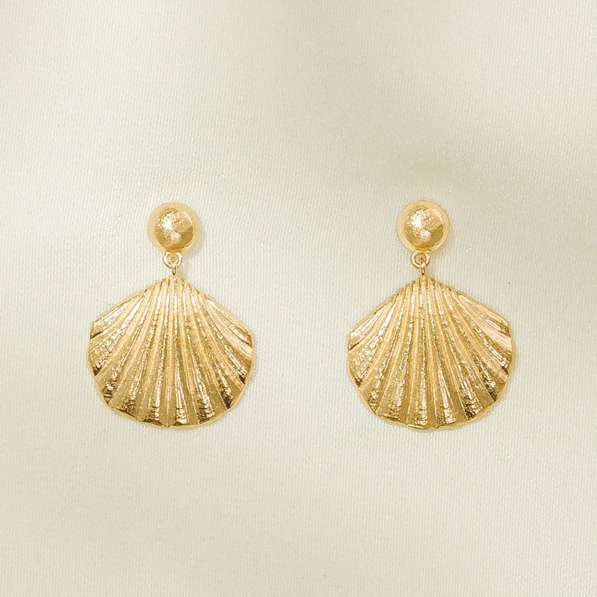 Pao örhängen | Guld | Agapé Studio Jewelry