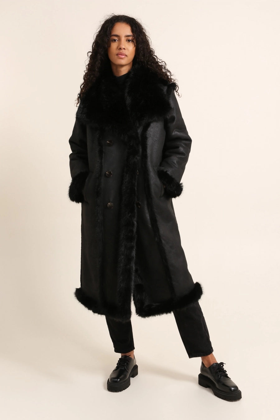 Manteau en faux daim avec fourrure synthétique