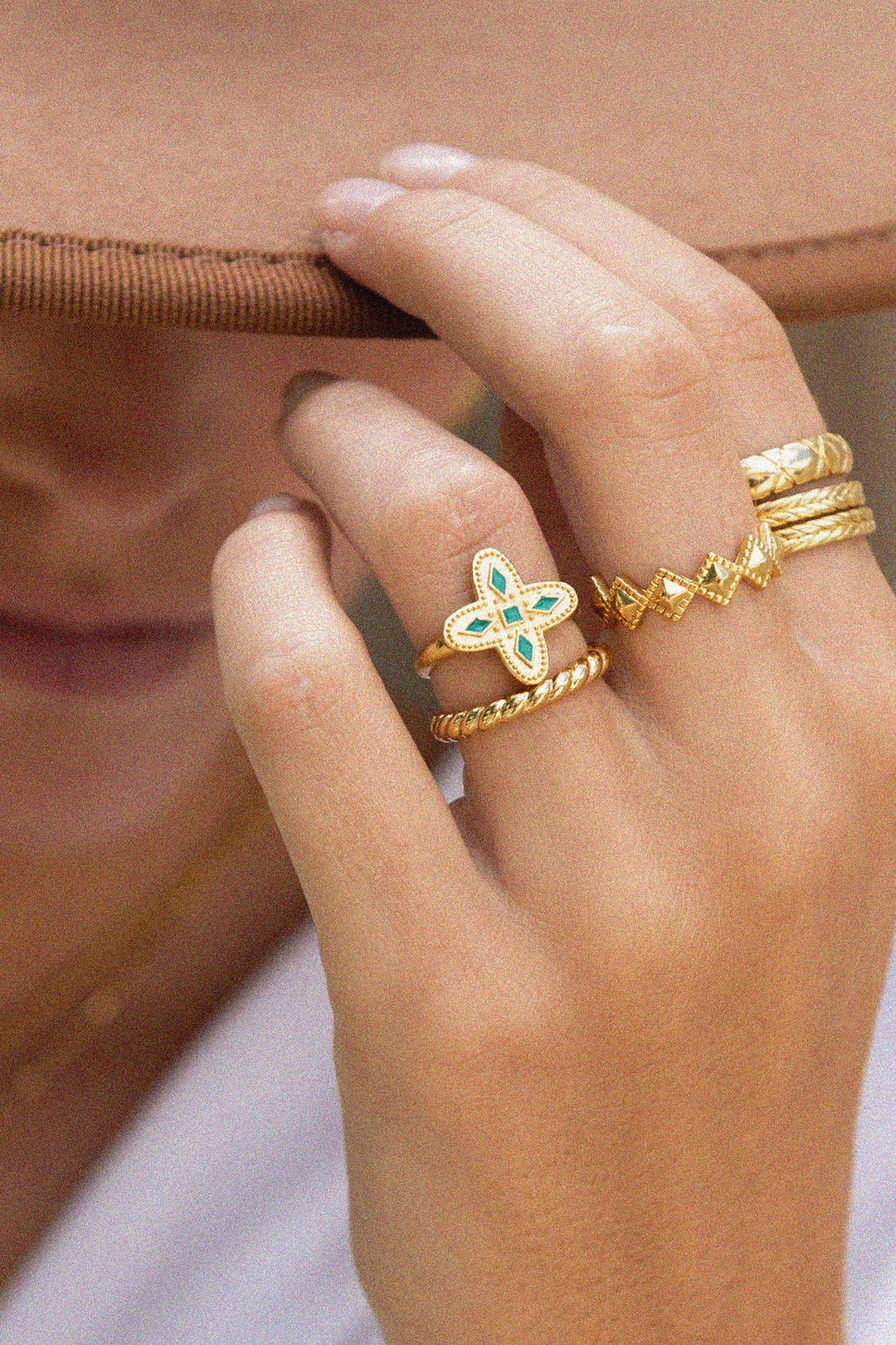 Adriana ring i guldplätering med smaragdgrön emalj | Bacci Paris